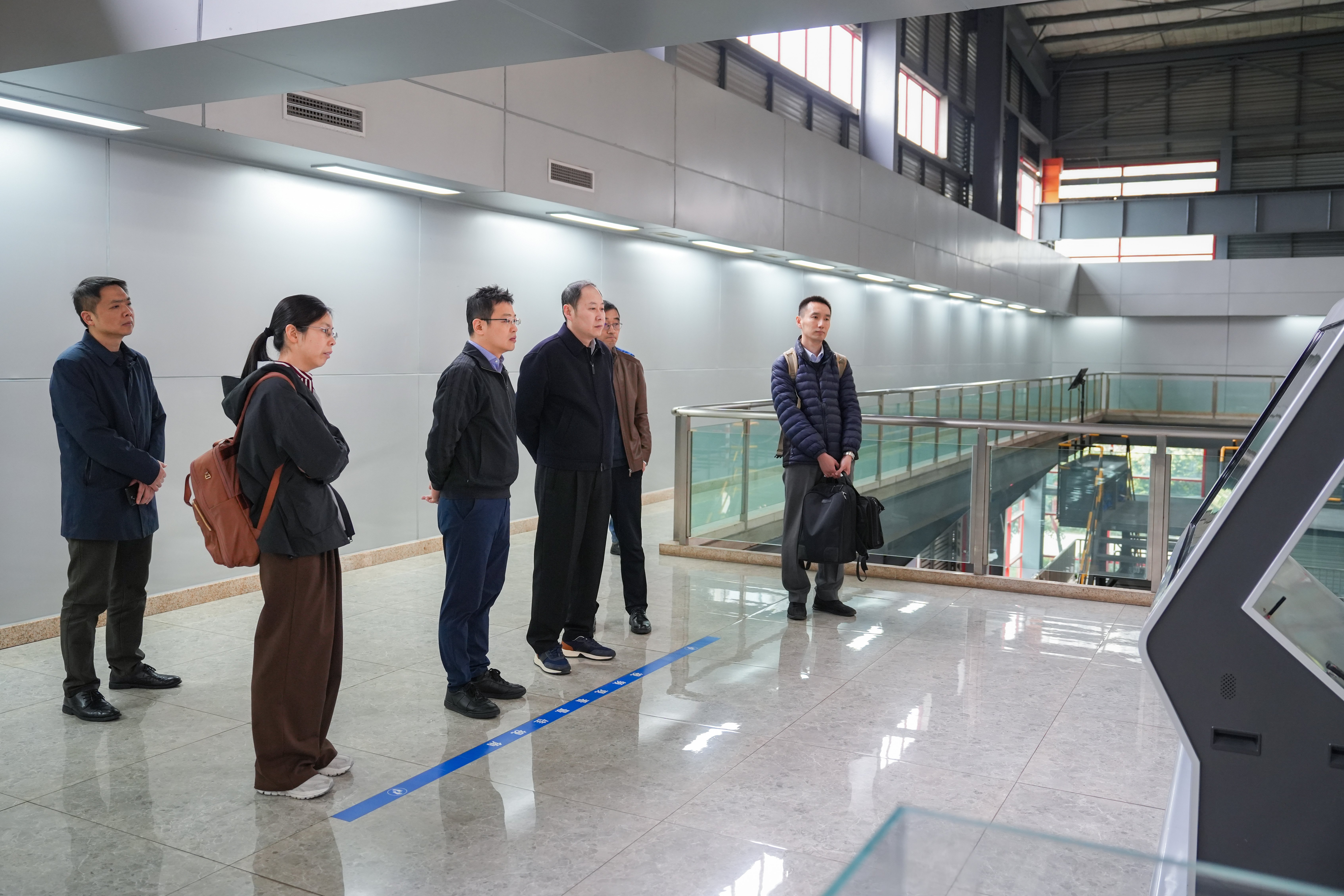 中信環(huán)境黨委委員、副總經(jīng)理王松一行到三峰環(huán)境集團(tuán)考察交流