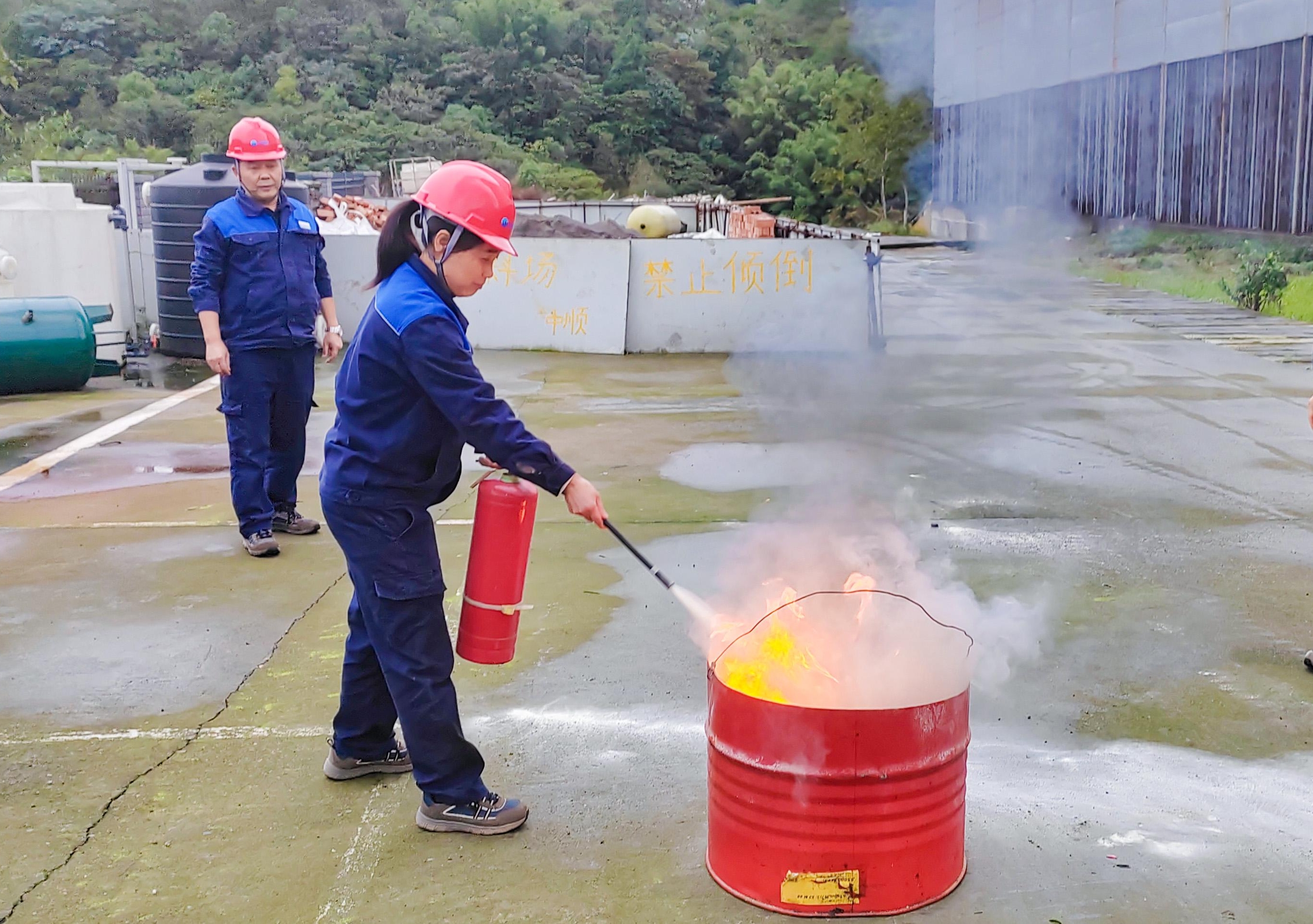 滅火器使用實(shí)操演練.jpeg